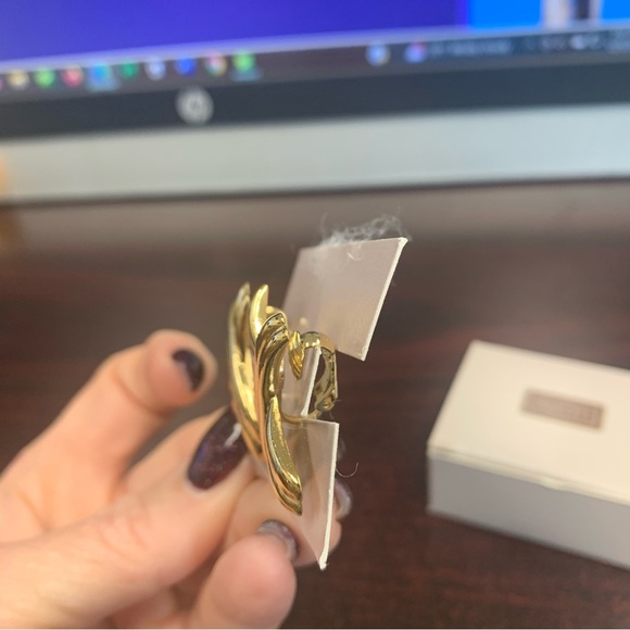 Avon “Dramatic Kiss” Gold tone Women's clip Earrings. NIB 1989 - Picture 5 of 6